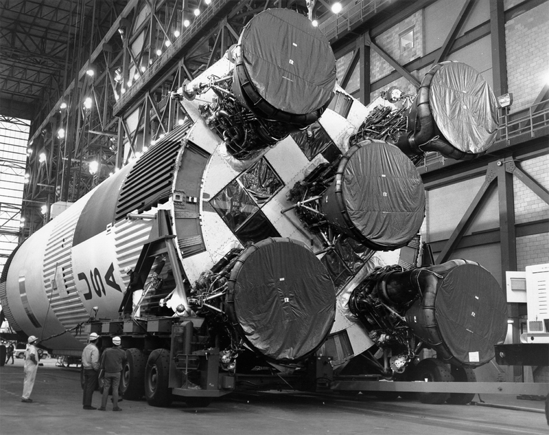 Illustration for article titled Amazing photos from NASA's vaults show how they assembled Apollo 11